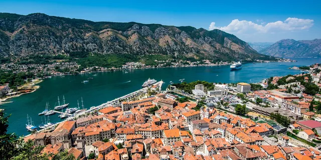 Die Stadt Kotor aus der Vogelperspektive. Wir stellen dir unsere Top Campingplätze in Montenegro vor.
