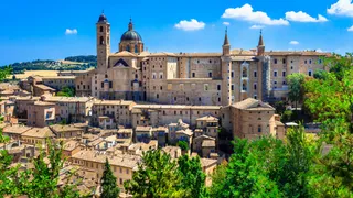 Italien Marken: Die Universitätsstadt Urbino mit ihren schönen Steinbauten von oben gehört zu den Highlights der Region.