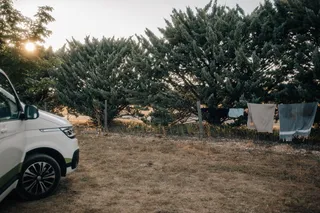 Off Camper auf Campingplatz in Frankreich neben Wäscheleine