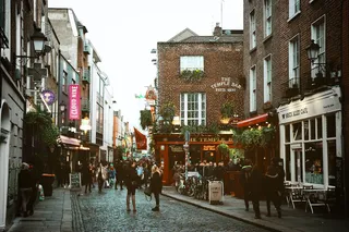 Kleine Gasse in Galway mit Cafés und Läden auf beiden Seiten des Pflasterweges.